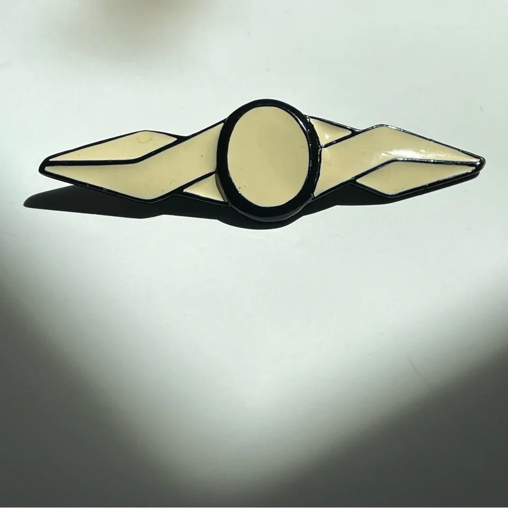 π¨π¨FINAL SALE!!!π¨π¨Vtg Art Deco style cream & black enamel on metal wings brooch - Picture 5 of 5
